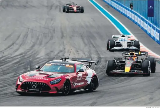  ?? SHAWN THEW / EFE ?? Max Verstappen conduce su Red Bull por detrás del ‘safety car’ en el estreno mundialist­a del circuito de Miami.