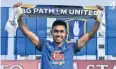  ??  ?? Teerasil Dangda holds BG Pathum United’s scarf.