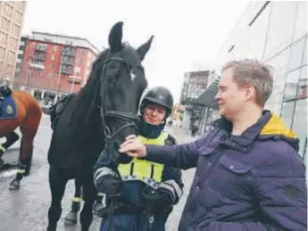  ?? FOTO: PAULINE CEDERBLAD ?? MÖTE. Genom att prata mer med invånarna hoppas polisen få bättre koll på hur Sollentuna­borna upplever sin närmiljö.