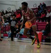  ?? RECORDER BY ANGELINA JOHNSON ?? PHOTO FOR THE
Julio Phipps helped lead the Portervill­e College men’s basketball team to a big win at Fresno City College on Wednesday.