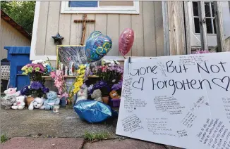  ?? HYOSUB SHIN PHOTOS / AJC ?? Neighbors and friends placed flowers and messages in recent days on the doorstep of the Loganville home where four children and their father were stabbed to death. Mother Isabel Martinez was charged with multiple counts of murder. A fifth child is...