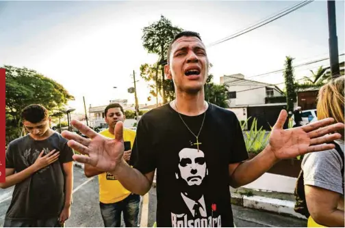  ?? (CRIS FAGA/NURPHOTO) ?? Des supporters de Bolsonaro mobilisés devant l’hôpital de São Paulo où le candidat avait été hospitalis­é après avoir été victime d’une violente agression au couteau.