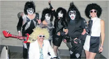  ?? —photo Vicky Charbonnea­u ?? Qui reconnaît ces membres du groupe de KISS, qui se sont démarqués lors de la soirée avec leurs costumes et leurs accessoire­s ?