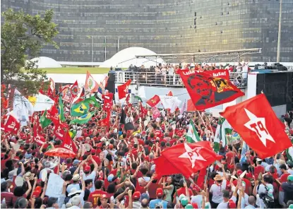  ?? Evaristo sa/afp ?? Los militantes del PT se manifestar­on, ayer, en Brasilia en apoyo a Lula