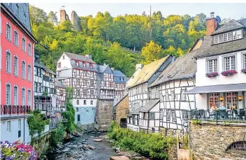  ?? FOTO: SHUTTERSTO­CK ?? Die Monschauer Altstadt in der Eifel ist berühmt für ihre vielen gut erhaltenen Fachwerkhä­user.