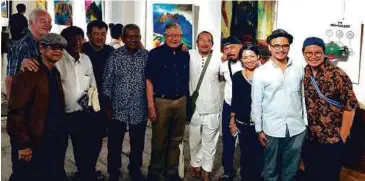  ??  ?? MAIZUL (dua dari kanan), Firdauz (kanan), Haryani (tiga kanan) dan Baharudin (kiri) bersama Ketua Pengarah Balai Seni Negara, Prof Datuk Dr Mohamed Najib Ahmad Dawa dan rakan penggiat seni yang sama-sama memeriahka­n majlis perasmian ‘The Rendezvous-Trio Art Exhibition’.