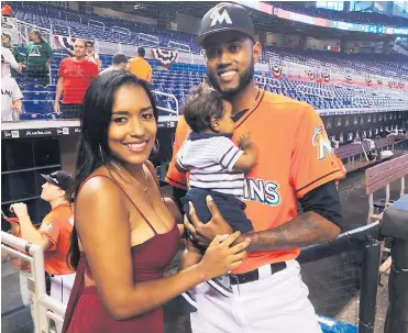  ??  ?? Tayron en compañía de su esposa Yurlendys Caraballo y su pequeño hijo Rymer, en el Marlins Park.