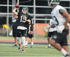  ?? KAYLE NEIS ?? Quarterbac­k Kyle Siemens tosses a pass during practice on Wednesday at Griffiths Stadium. Siemens connected on 11 of 19 passes for 113 yards and an intercepti­on in Friday’s 22-10 loss to McMaster.