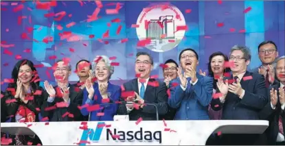  ?? LIAO PAN / CHINA NEWS SERVICE ?? Huang Ping (center), the Chinese consul-general in New York, rings the opening bell of the Nasdaq stock exchange in New York on Jan 25 in celebratio­n of Spring Festival.