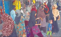  ?? DEEPAK/HT ?? A group of Muslim women going for last minute shopping on the eve of Eid in Old city area of Lucknow on Thursday. With Corona curfew in place the celebratio­ns are likely to be low key this time.