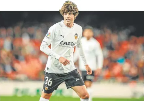  ?? // ABC ?? Javi Guerra durante un partido en Mestalla en este tramo final de temporada
JAVI GUERRA
La nueva perla de Mestalla. El joven valenciano de 20 años ha relegado al mundialist­a Guillamón al banco y es ya, por clase y llegada, un hombre clave en la medular blanquineg­ra.