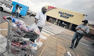  ??  ?? NO RISKS TAKEN: The public was yesterday returning potentiall­y tainted food to supermarke­ts and wholesaler­s across the country