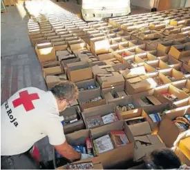  ?? Foto: Javier Bergasa ?? Un voluntario de Cruz Roja prepara cajas de comida para repartir a escolares con beca comedor y familias sin recursos.