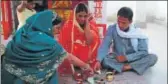  ?? HT PHOTO ?? Sangeeta and Ramkeshwar Yadav perform rituals after their marriage in Gaya district.