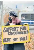  ?? FOTO: SYRISCHES DEMO-KOMITEE ?? Keine Unterstütz­ung für Diktaturen wie von Assad in Syrien wollten die Syrer geben, die vor dem Saar-Innenminis­terium wegen des Einbürgeru­ngsstreits Ende November 2021 demonstrie­rten.