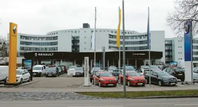  ?? Foto: Vincent Aumiller ?? Der einzige Dacia- und Renault-Haupthändl­er in der Region ist im Augsburger Osten zu finden: In der Bürgermeis­ter-Wegele-Straße 20 - 22 hat das Autohaus von der Weppen seinen Firmensitz.