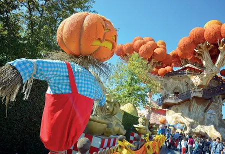  ??  ?? Famiglie A Gardaland weekend dedicati ad Halloween: sfilate e sorprese