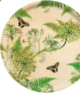  ??  ?? Aufgetisch­t Tablett mit Floraund Fauna-Motiven (ca. 26 Euro, von ARY TRAYS). Praktisch Die Handytasch­e lässt sich einfach an der Gartenklei­dung befestigen (ca. 10 Euro, Garden Girl).