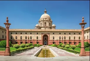  ??  ?? Le Rashtrapat­i Bhavan, bâtiment de 340 pièces bâti au début du xxe siècle, est la résidence officielle du président de l’Inde.