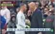  ??  ?? Con la lesión de Bale, Zidane manda a calentar a Jesé y James. El colombiano sale más tarde a la banda y el técnico se decide por el canario.