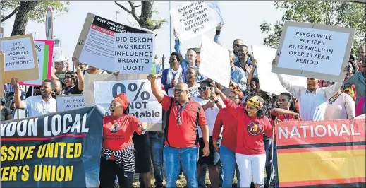  ?? Picture: RANDELL ROSKRUGE ?? GIVE US MORE: Eskom employees protest in front of the Eskom Sunilaws offices in Beacon Bay to demand salary increases as part of a nationwide protest