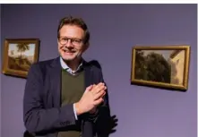  ?? FOTO: DPA ?? Florian Illies im Kunstpalas­t vor seinem Lieblingsb­ild „Baumkronen mit Hausecke“von Oswald Achenbach.