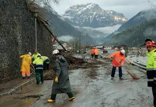  ?? ?? Al lavoro Lunghi e costosi i lavori di sgombero e pulizia di strade e boschi schiantati sulla montagna veneta, dal Bellunese all’Altopiano