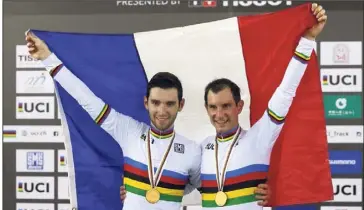  ?? (Photo EPA/MaxPPP) ?? Benjamin Thomas et Morgan Kneisky ont revêtu le maillot arc-en-ciel de l’américaine en avril à Hong-Kong.