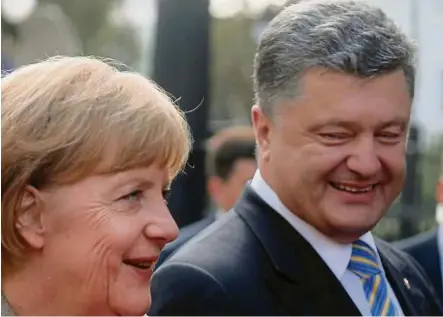  ?? AP/ LUKATSKY ?? Merkel besuchte gestern den ukrainisch­en Präsidente­n Petro Poroschenk­o in Kiew