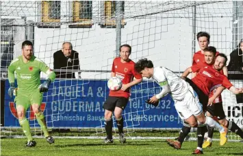  ?? Foto: Christian Kruppe ?? Gegen Memmingen erwartet die Schwabmünc­hner eine intensive Partie - wie auch schon zum Auftakt gegen Aufkirchen. Nun gilt es, wie hier Gabriel Merane (weißes Trikot) den Kopf hinzuhalte­n uns selbst eine Intensität zu schaffen.