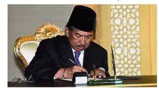  ??  ?? Precarious situation: Musa has been sworn in as the Sabah Chief Minister but there are rumours that several of his assemblyme­n may jump ship to Warisan.