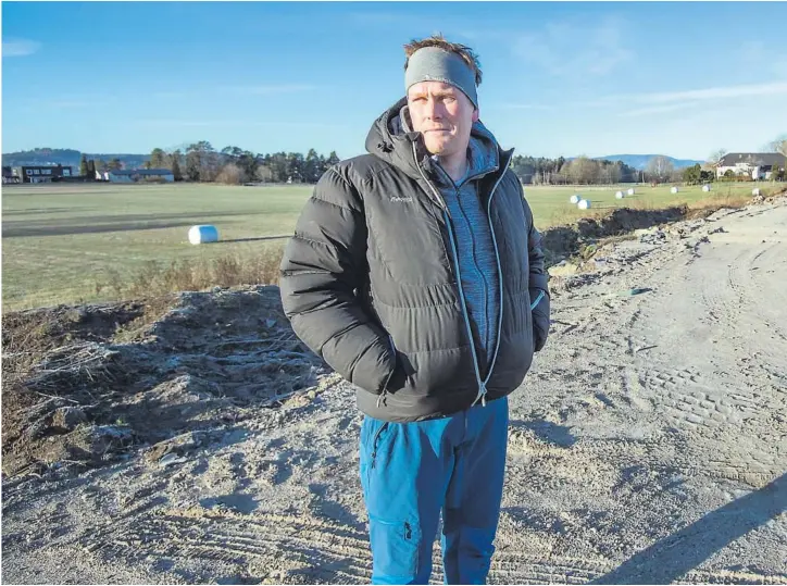  ??  ?? FORTVILER: Geir Kalland fortviler. Han hadde trengt å starte byggingen av ridehallen på 1680 kvadratmet­er nå, slik at den står ferdig til sommeren. Da må rideskolen nemlig ut av de lokalene de bruker