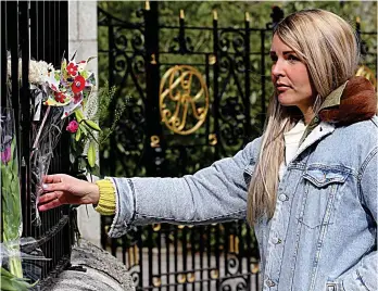  ??  ?? Touching: Royal fan Lindsay McInnes pays her respects at the gates of Balmoral