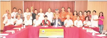  ??  ?? Seated, Goh (fourth right), Wong (fifth left) and the organizing committee after a meeting on the dragon boat race.