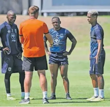  ?? | BackpagePi­x ?? COACH Eric Tinkler (orange shirt) will hope that the Cape Town City players can hit the ground running against Kaizer Chiefs after the internatio­nal break.