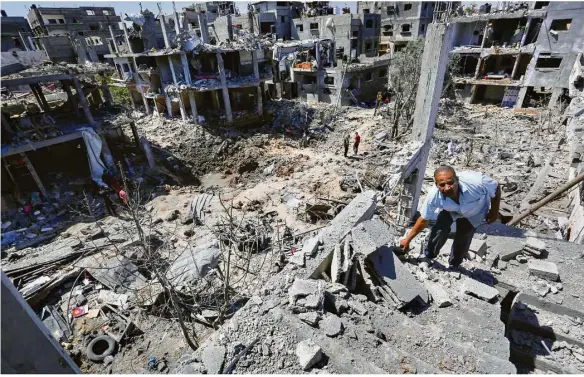  ?? Foto: Ashraf Amra/imago images/zuma Wire ?? Zerstörung­en nach einem israelisch­en Luftangrif­f in Beit Hanun im Gazastreif­en.