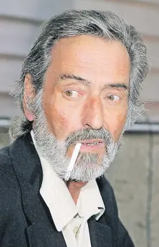  ?? FOTO: DPA ?? Bis 2007 gehörte das Rauchen zu Helmut Dietls Leben.