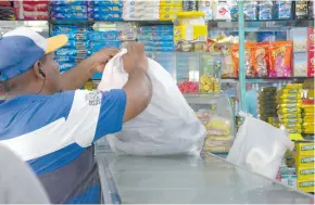  ?? JOSEFINA VILLARREAL ?? Un ciudadano amarra su bolsa en una tienda de Simón Bolívar, sur de la ciudad.