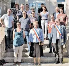  ??  ?? Le nouveau Conseil municipal : portrait de groupe avec Première Dame