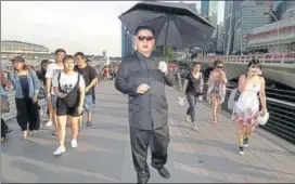  ?? REUTERS ?? Howard, an Australian­Chinese impersonat­ing North Korean leader Kim Jong Un, strolls down Jubilee Bridge in Singapore, the proposed venue for Kim’s summit with US President Trump, on Sunday.