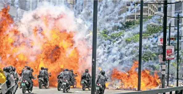  ??  ?? A más de tres meses de protestas en Venezuela, ayer el país vivió una de las jornadas más violentas, con diversos enfrentami­entos entre elementos de la Policía Nacional Bolivarian­a y miembros de la oposición, principalm­ente en Caracas, Táchira y...