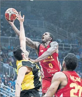  ?? FOTO: EFE ?? Ovie Soko, del UCAM Murcia, lanzando ante Dimitris Mavroidis, del AEK Atenas