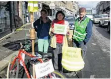  ??  ?? L’associatio­n liaisons douces a participé au Parking Day samedi, en occupant deux places de voitures rue Thiers.