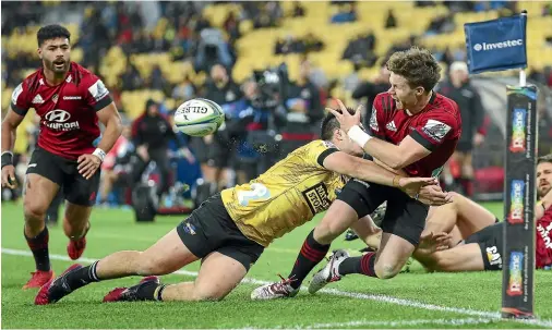  ?? GETTY IMAGES ?? Mitchell Drummond offloads to Richie Mo’unga for one of the Crusaders five tries in their 39-25 win over the Hurricanes in Wellington yesterday.