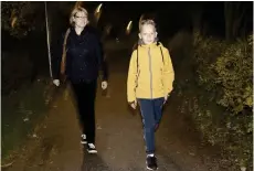  ??  ?? Mamma Tea och sonen Elias Vedenkanna­s är överens om att handboll och språkbad är en mycket bra kombinatio­n.