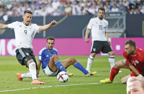  ??  ?? WAGNER (kiri) melepaskan rembatan sebelum menjaringk­an gol ketiga Jerman pada perlawanan kelayakan Piala Dunia 2018 menentang San Marino di Stadium Nurnberg, Nuremberg pada Ahad lepas. — Gambar Reuters