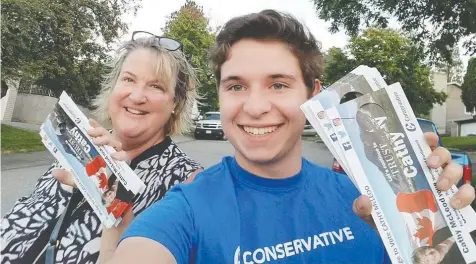  ?? — CoURTeSY oF ConSeRVATI­Ve CAndIdATe CATHY MCleod’S CAMPAIGn ?? Kamloops-Thompson-Cariboo Conservati­ve candidate Cathy McLeod campaigns with a young supporter in the riding she has represente­d as MP since 2008.