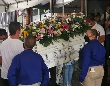  ?? KEYNA calderón ?? Familiares, amigos y vecinos de Ujarrás acompañaro­n este domingo a Allison Bonilla entre aplausos y cánticos religiosos. Ella fue enterrada en el cementerio de Birrisito, en Paraíso, Cartago.