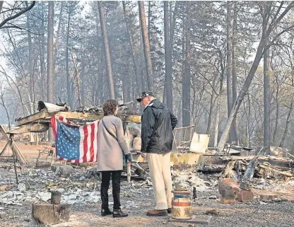  ??  ?? President Donald Trump surveys the damage with Paradise Mayor Jody Jones.