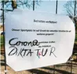  ?? Foto: dpa ?? Auf ein Hinweissch­ild an einem Sport‰ platz haben Unbekannte „Corona Dikta‰ tur“geschriebe­n. Der Ausdruck ist nun Unwort des Jahres.